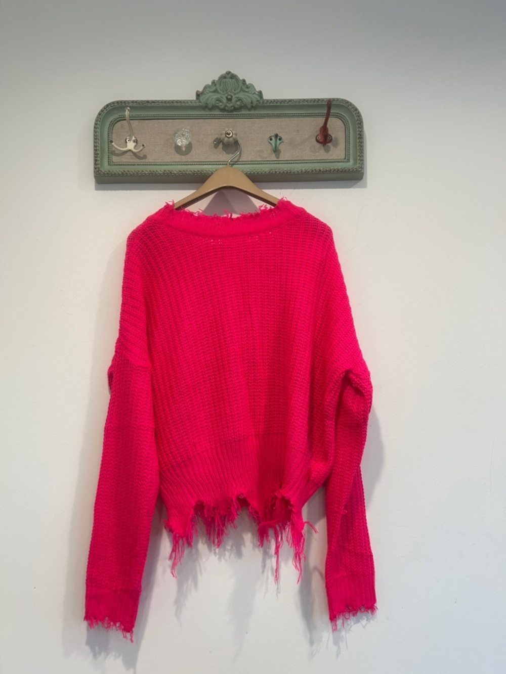 Main strip Hot Pink Star Appliqué V-Neck distressed Sweater Womens medium - Picture 6 of 10